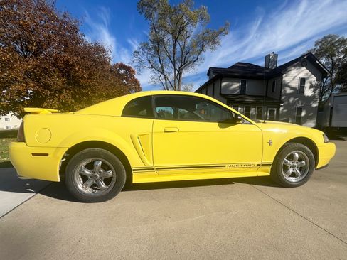Used 2001 Ford Mustang Coupe RWD image 1