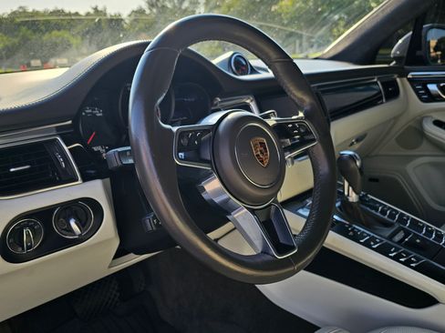 Used 2016 Porsche Macan Turbo image 10