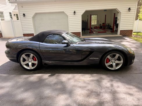 Used 2006 Dodge Viper SRT-10 RWD image 2