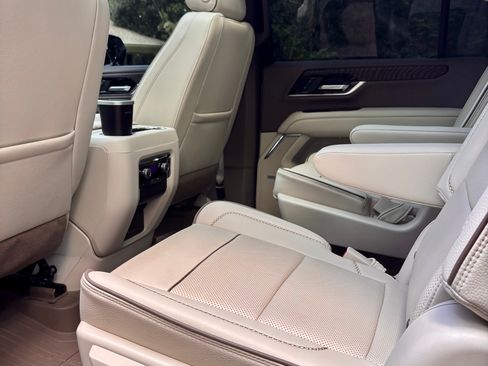 Used 2025 GMC Yukon XL Denali w/ Sun & Power Step Package RWD image 8