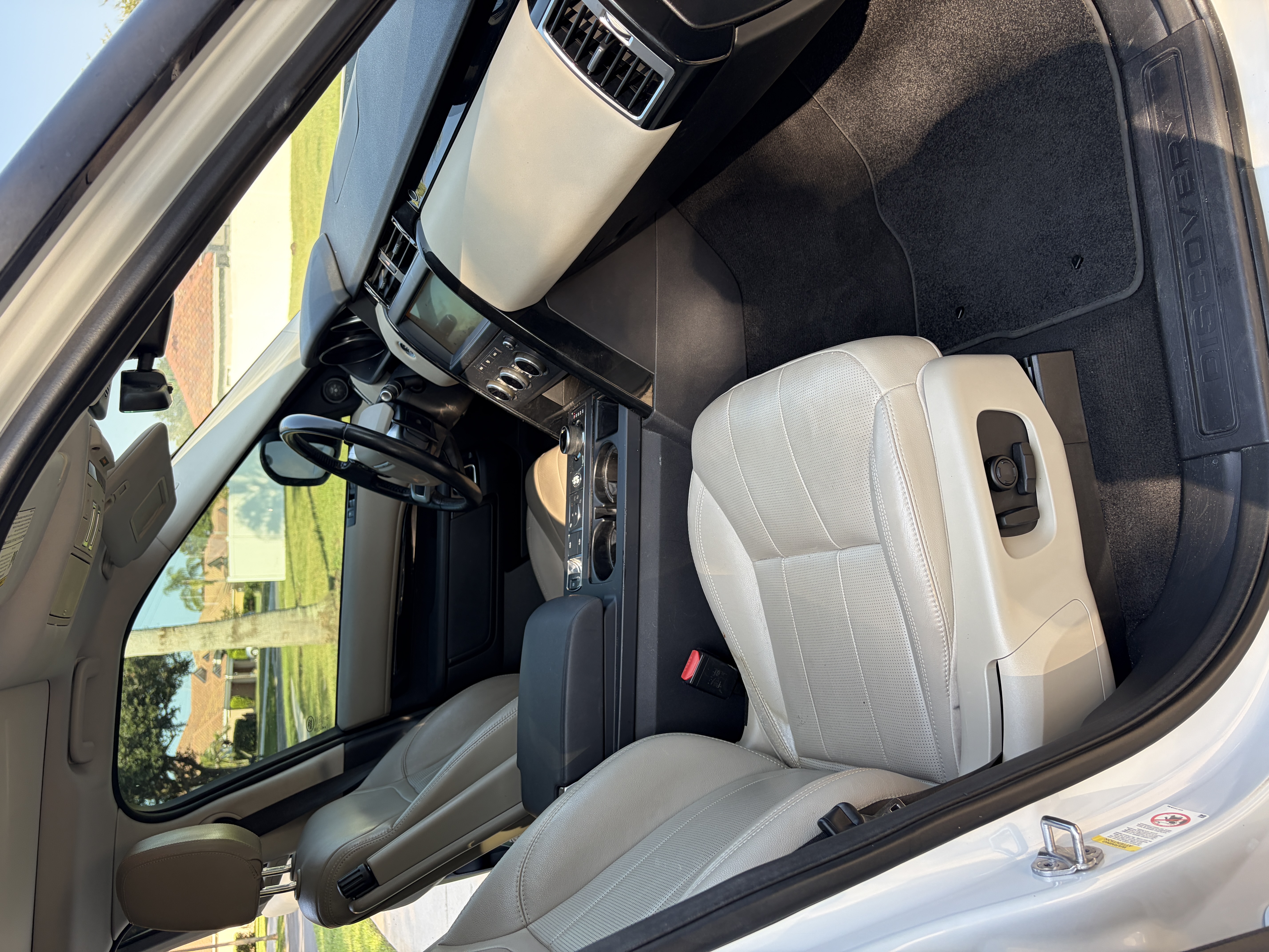Used 2019 Land Rover Discovery SE AWD/4WD image 15