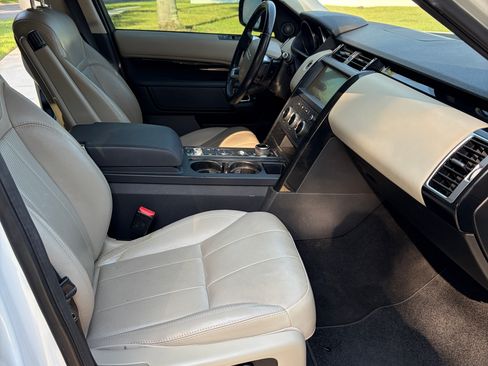 Used 2019 Land Rover Discovery SE AWD/4WD image 15