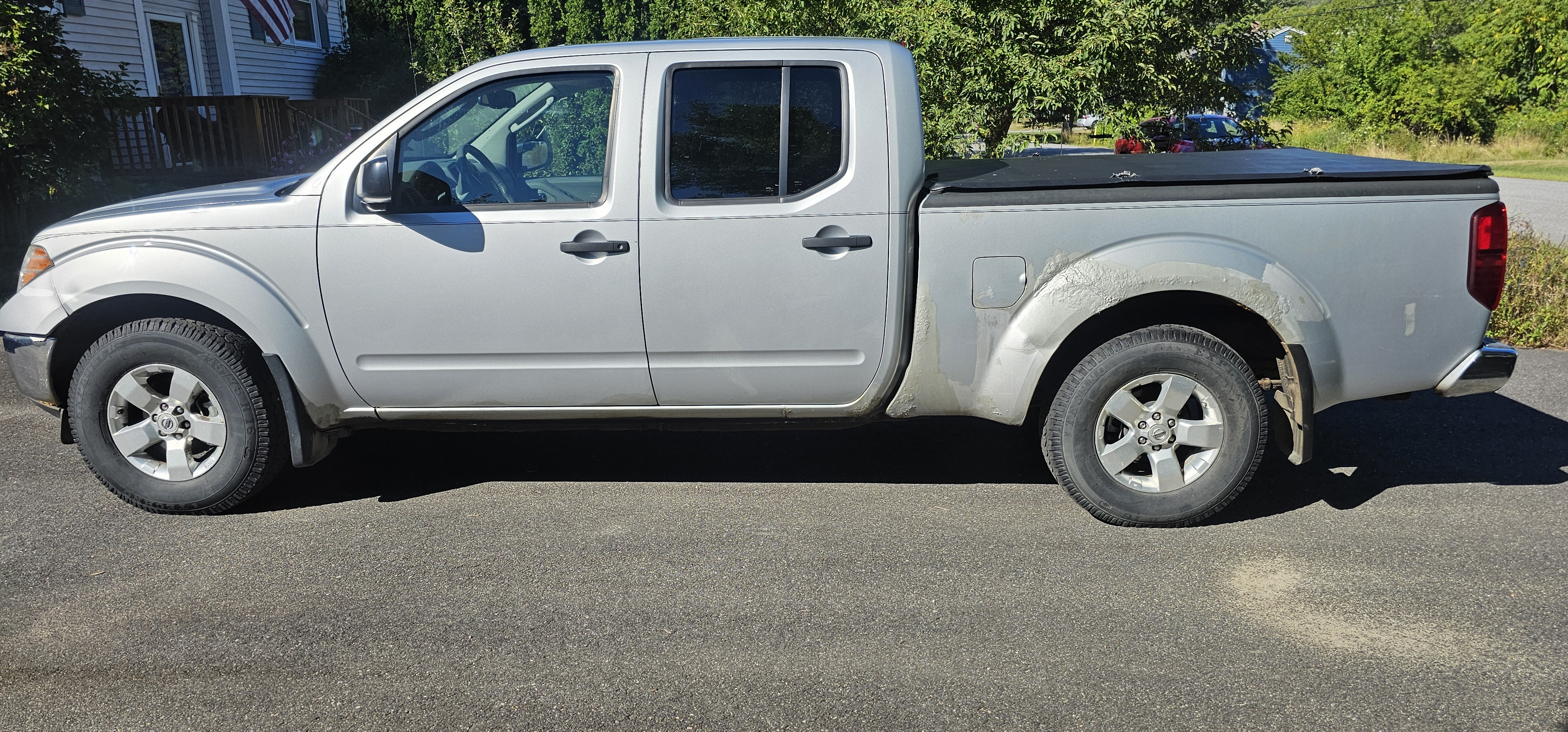Used 2011 Nissan Frontier SV w/ SV Premium Utility Pkg AWD/4WD image 6