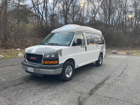 Used 2011 GMC Savana 2500 LT w/ LT Preferred Equipment Group image 12