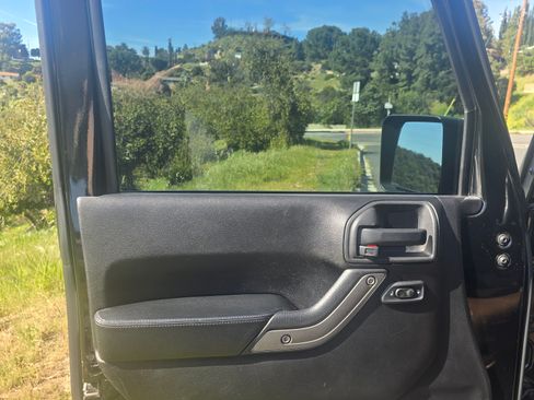 Used 2013 Jeep Wrangler Unlimited Sahara image 24