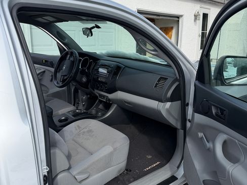 Used 2012 Toyota Tacoma 4x4 Regular Cab image 10