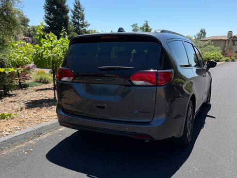 Used 2020 Chrysler Pacifica Touring-L w/ S Appearance Package FWD image 5