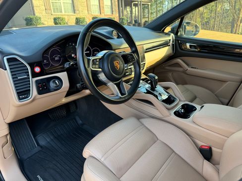 Used 2021 Porsche Cayenne image 4
