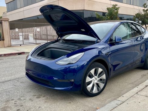 Used 2022 Tesla Model Y Long Range image 11