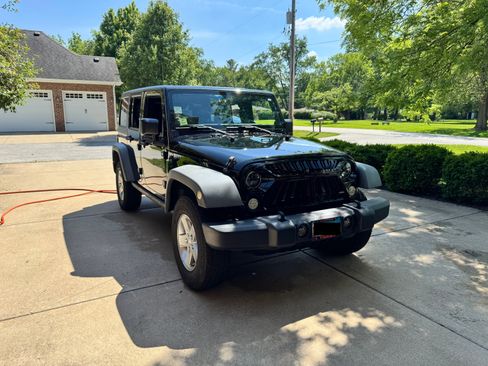 Used 2012 Jeep Wrangler Unlimited Rubicon w/ Dual Top Group AWD/4WD image 1