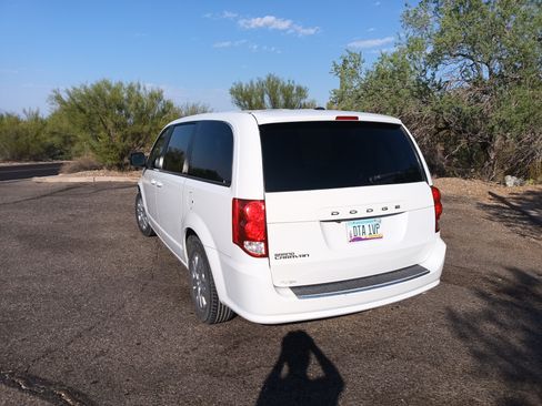 Used 2018 Dodge Grand Caravan SE w/ UConnect Hands-Free Group image 9