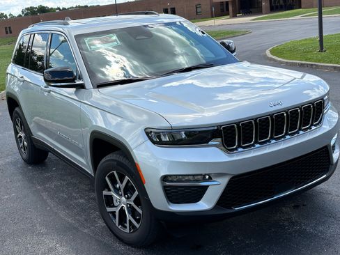Used 2025 Jeep Grand Cherokee Limited AWD/4WD image 11
