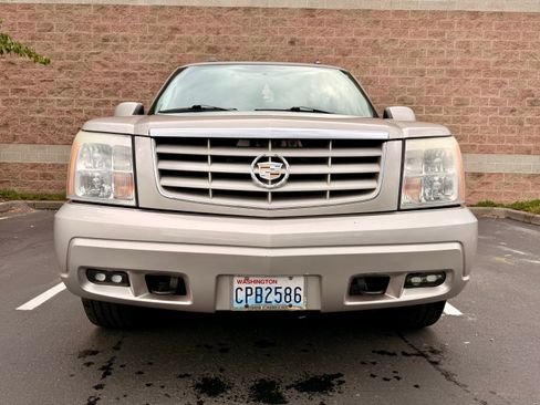 Used 2005 Cadillac Escalade ESV AWD image 2