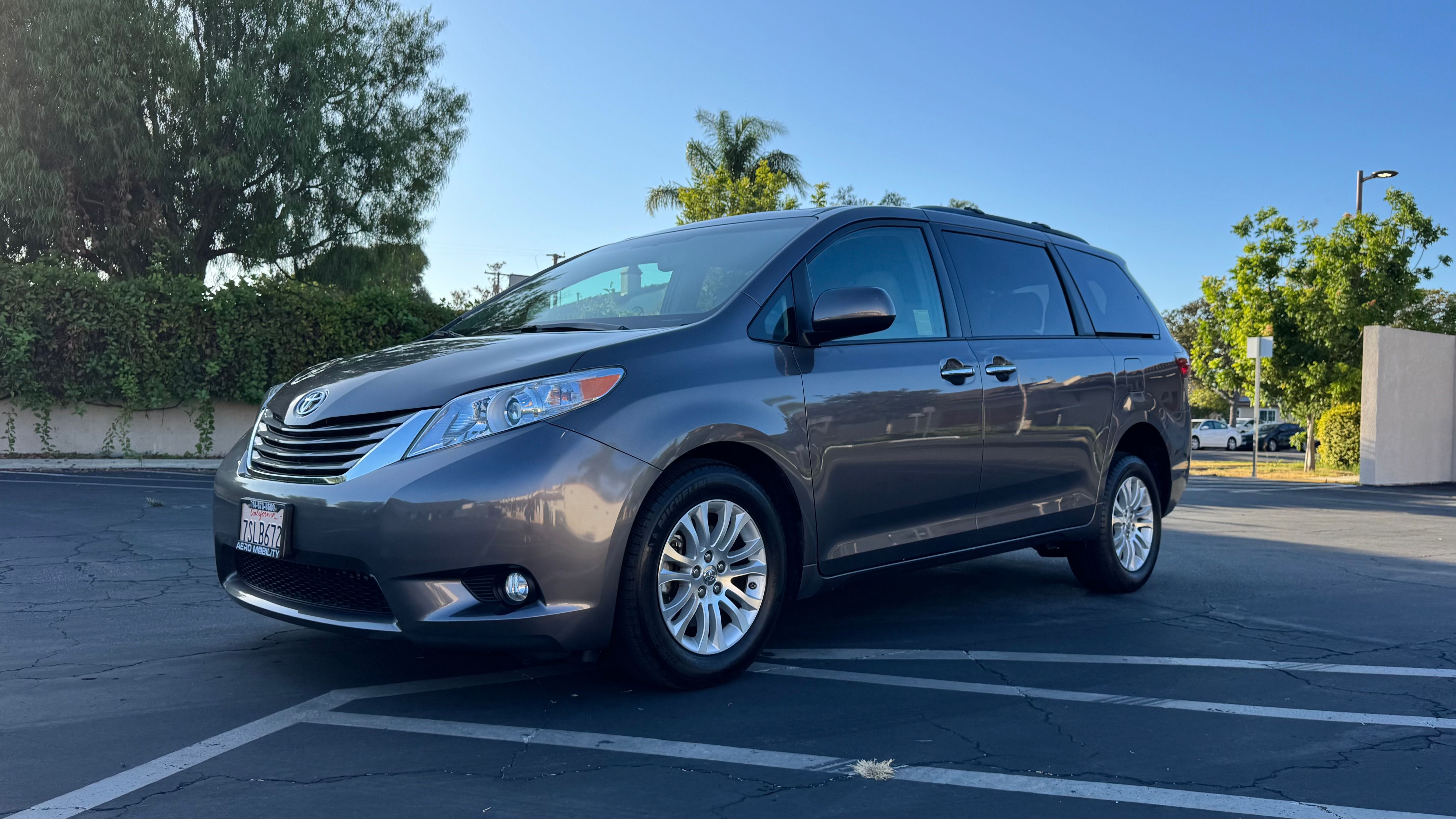 Used 2016 Toyota Sienna XLE w/ XLE Navigation Package FWD image 1