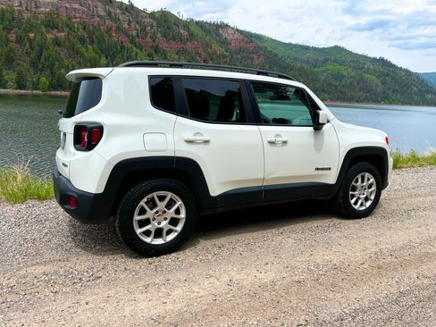 Used 2019 Jeep Renegade Latitude w/ Cold Weather Group AWD/4WD image 4