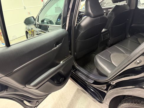 Used 2021 Toyota Camry XLE w/ Navigation Upgrade Package image 17