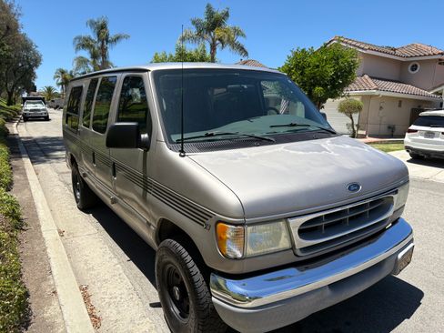 Used 2002 Ford E-150 and Econoline 150 RWD image 1