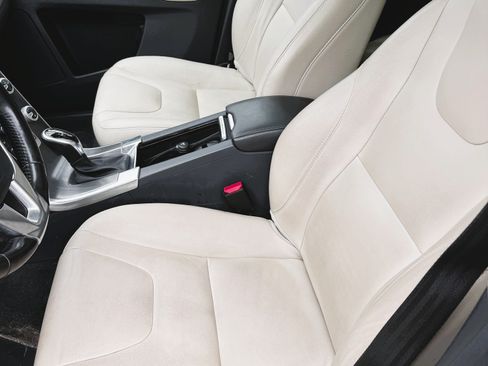 Used 2016 Volvo XC60 T6 Platinum w/ Climate Package image 18