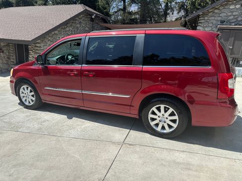 Used 2013 Chrysler Town & Country Touring FWD image 1