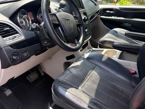 Used 2014 Chrysler Town & Country Touring-L FWD image 8