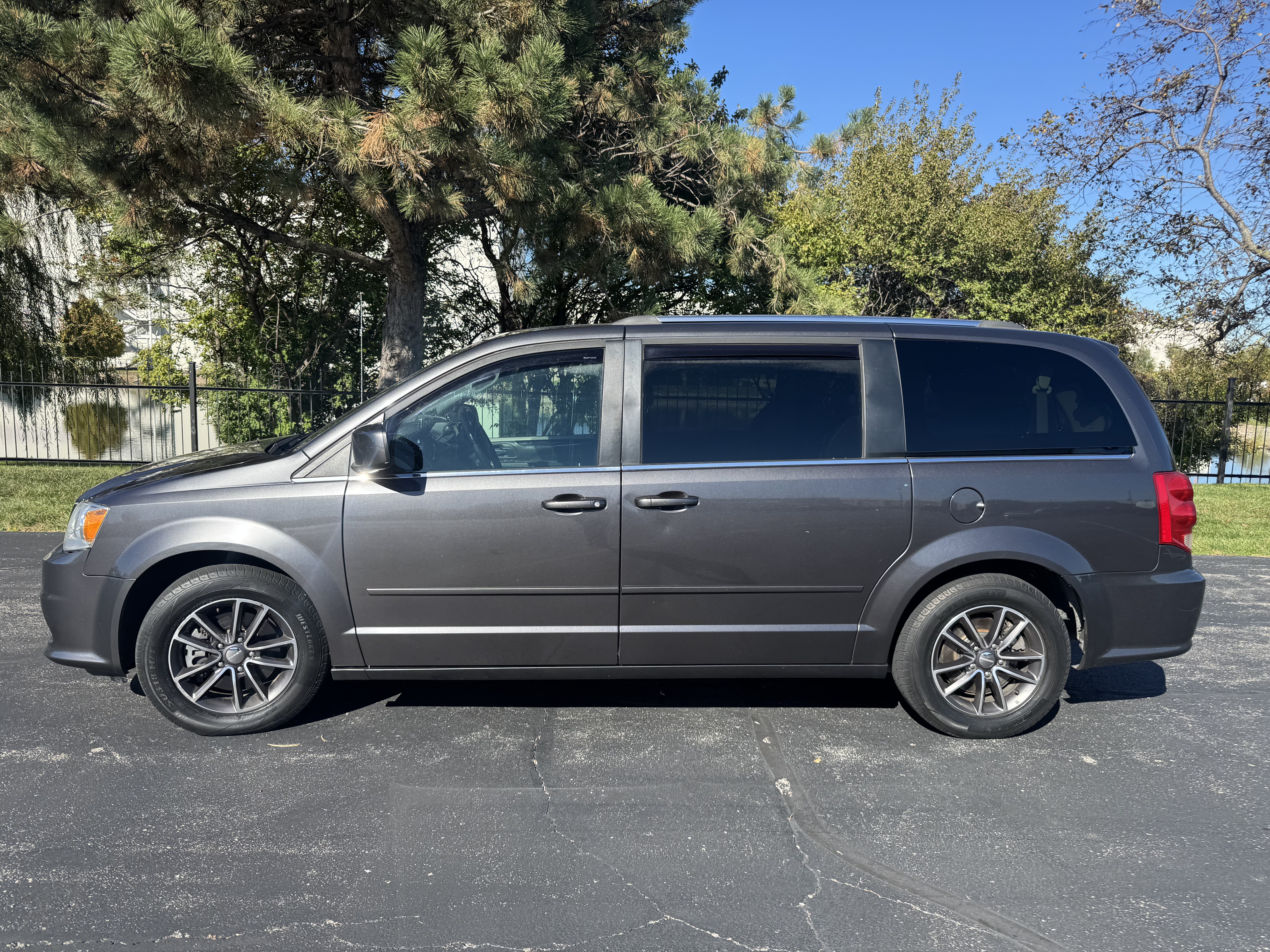 Used 2017 Dodge Grand Caravan SXT FWD image 2