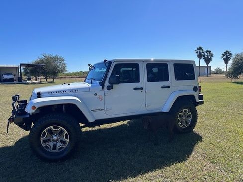 Used 2016 Jeep Wrangler Unlimited Rubicon w/ Connectivity Group image 4