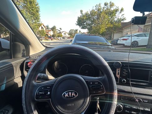 Used 2019 Kia Sportage LX FWD image 2