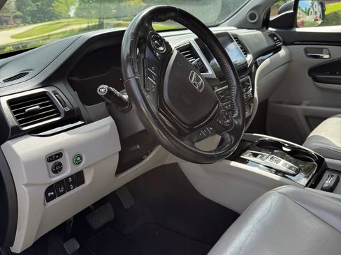 Used 2018 Honda Pilot Touring image 17