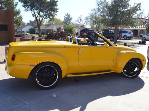 Used 2004 Chevrolet SSR w/ Preferred Equipment Group image 9