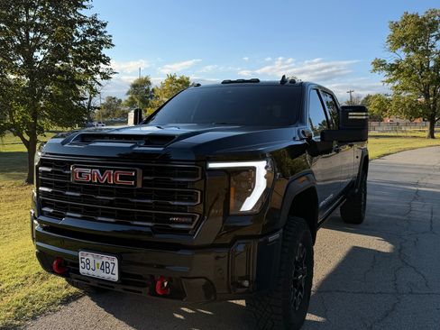 Used 2025 GMC Sierra 2500 AT4X image 1