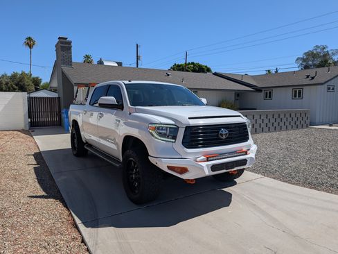 Used 2018 Toyota Tundra Limited w/ Limited Premium Package AWD/4WD image 2