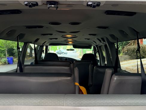 Used 2006 Ford E-350 and Econoline 350 XLT RWD image 8