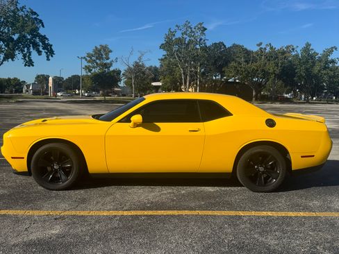 Used 2018 Dodge Challenger SXT image 2