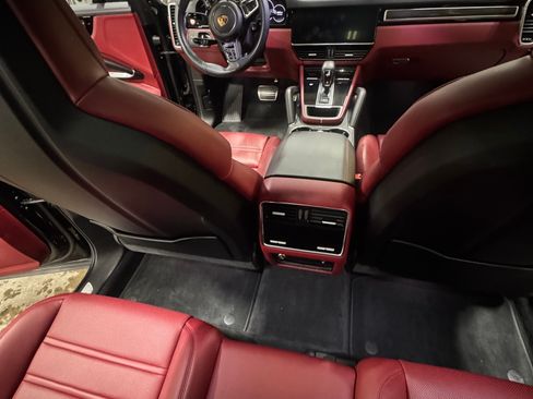 Used 2023 Porsche Cayenne Turbo image 13