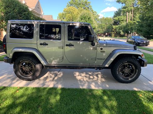 Used 2017 Jeep Wrangler Unlimited Sahara AWD/4WD image 10