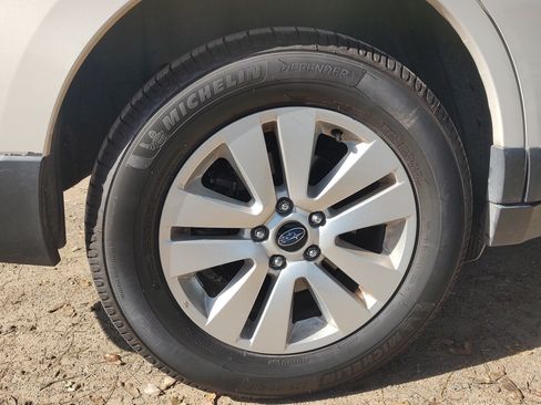 Used 2017 Subaru Outback 2.5i Premium image 11