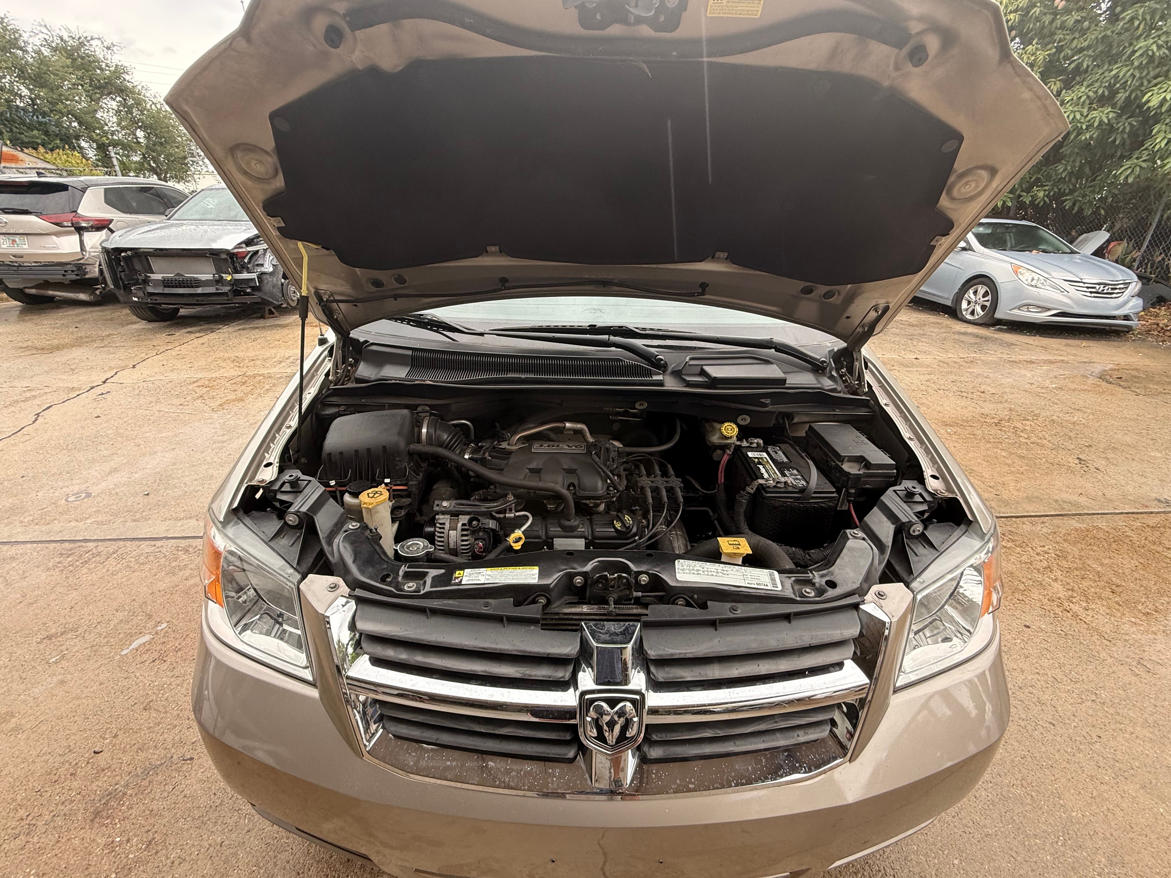Used 2009 Dodge Grand Caravan SXT w/ Entertainment Group 2 FWD image 9