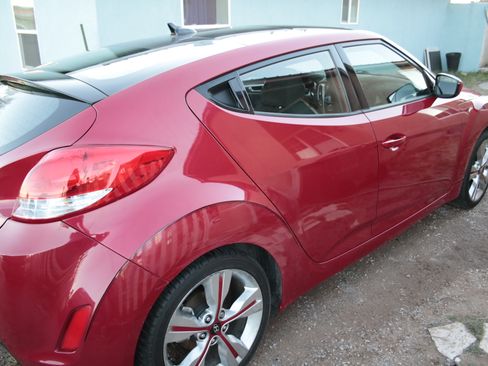 Used 2017 Hyundai Veloster Value Edition image 6