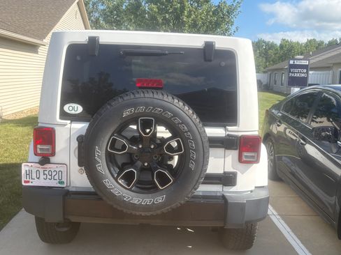Used 2018 Jeep Wrangler Unlimited Sahara AWD/4WD image 9