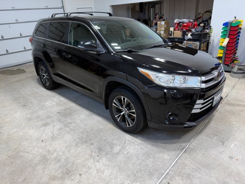 Used 2019 Toyota Highlander LE FWD image 2