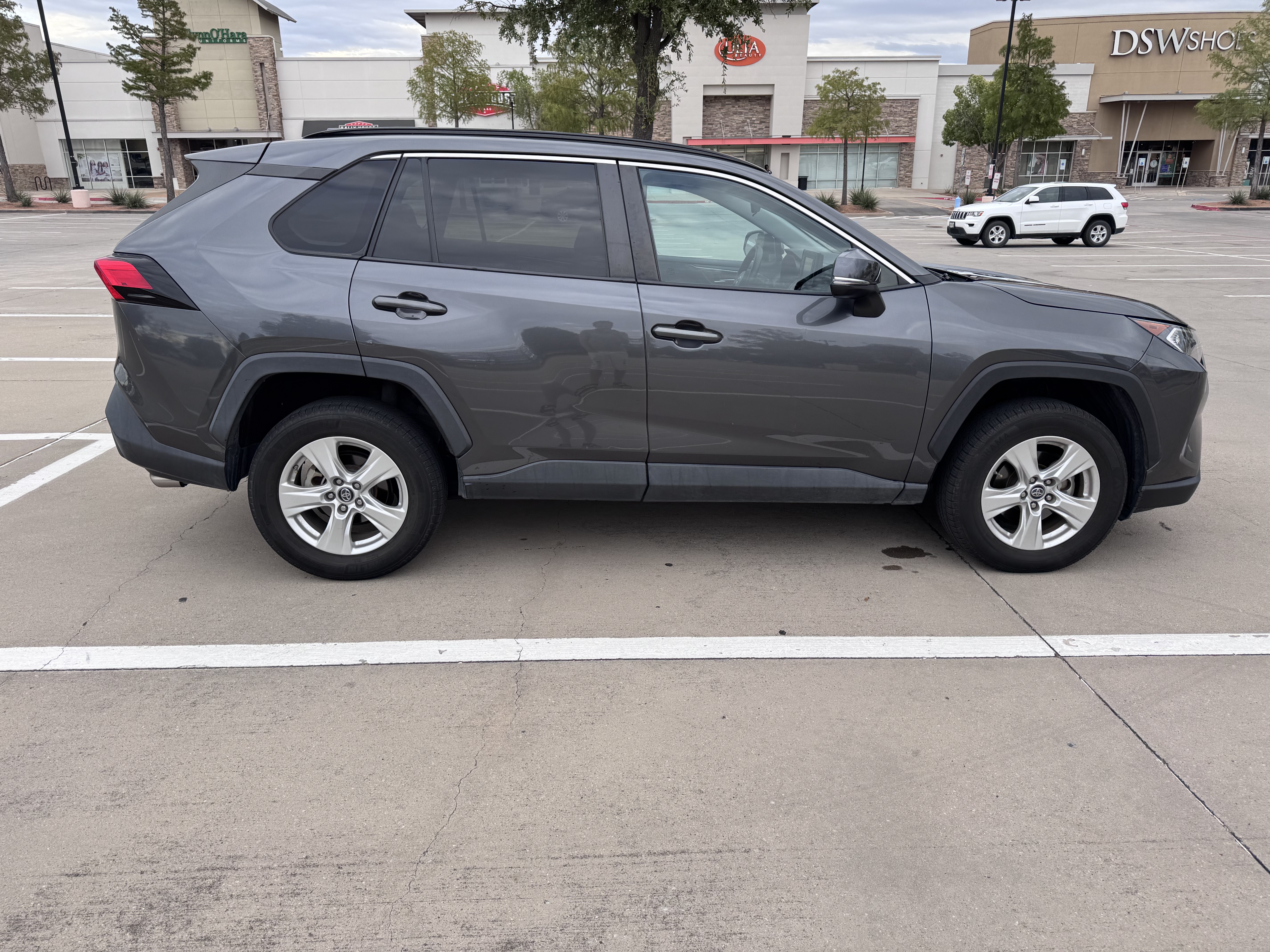 Used 2019 Toyota RAV4 XLE FWD image 10