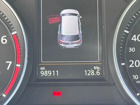 Used 2016 Volkswagen GTI Autobahn w/ Lighting Package (SEL) FWD image 10