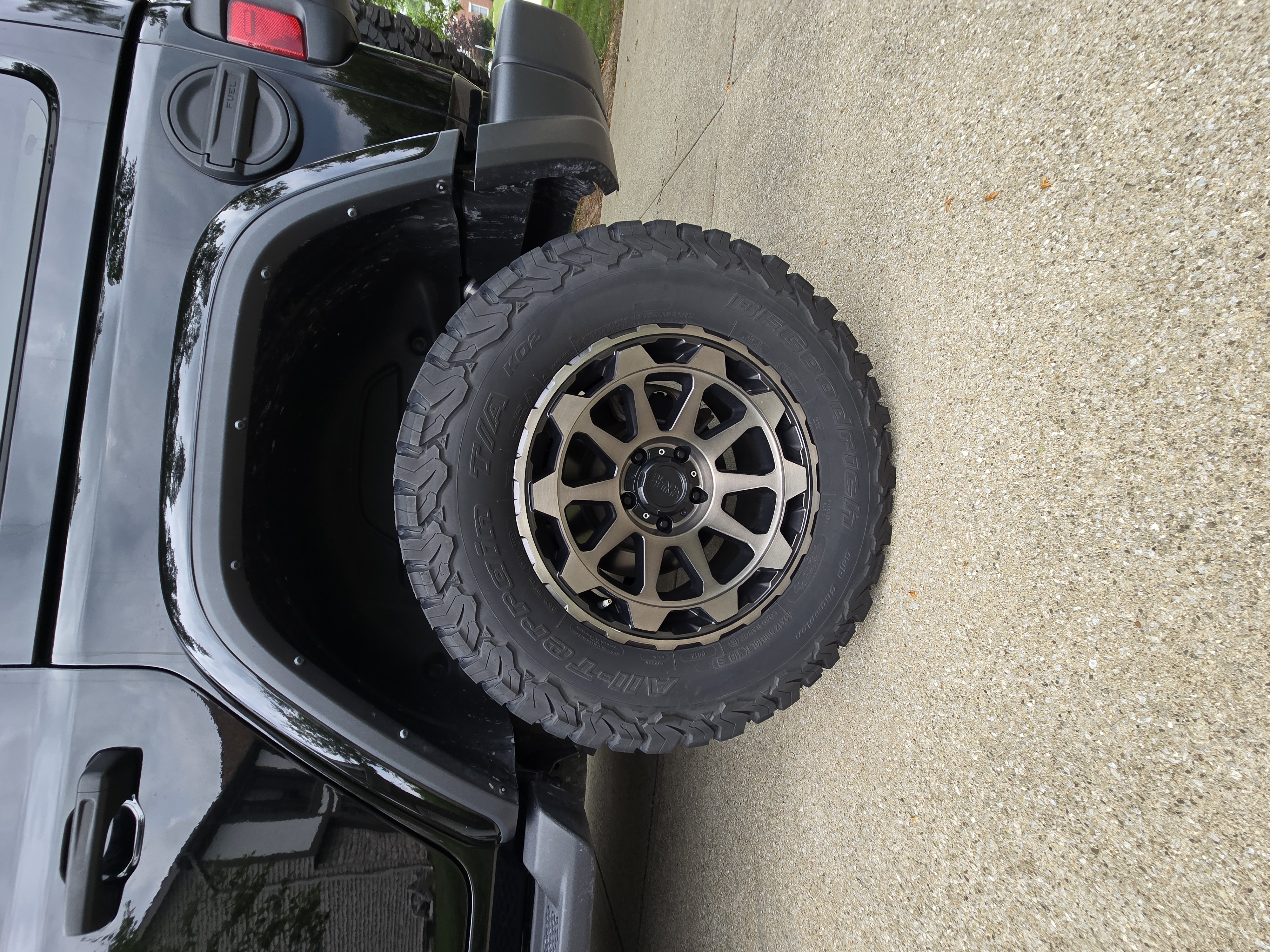 Used 2023 Jeep Wrangler Unlimited Sahara w/ Cold Weather Group AWD/4WD image 5