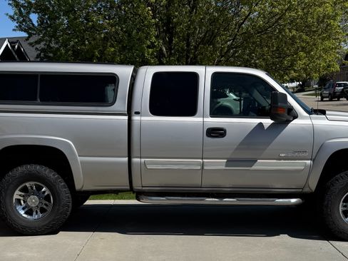 Used 2005 Chevrolet Silverado 2500 LT w/ Heavy-Duty Power Package AWD/4WD image 4