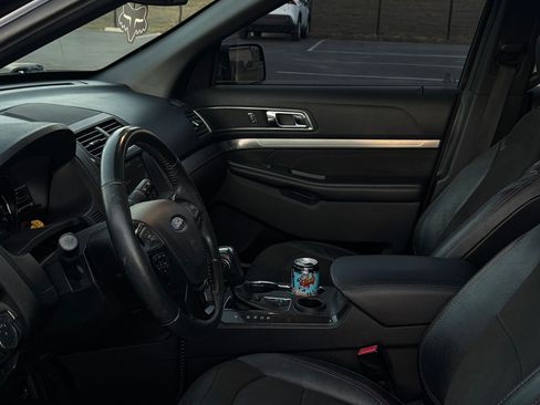 Used 2018 Ford Explorer XLT w/ Equipment Group 202A image 9