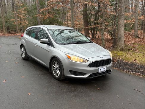 Used 2016 Ford Focus SE w/ SE Cold Weather Package image 4