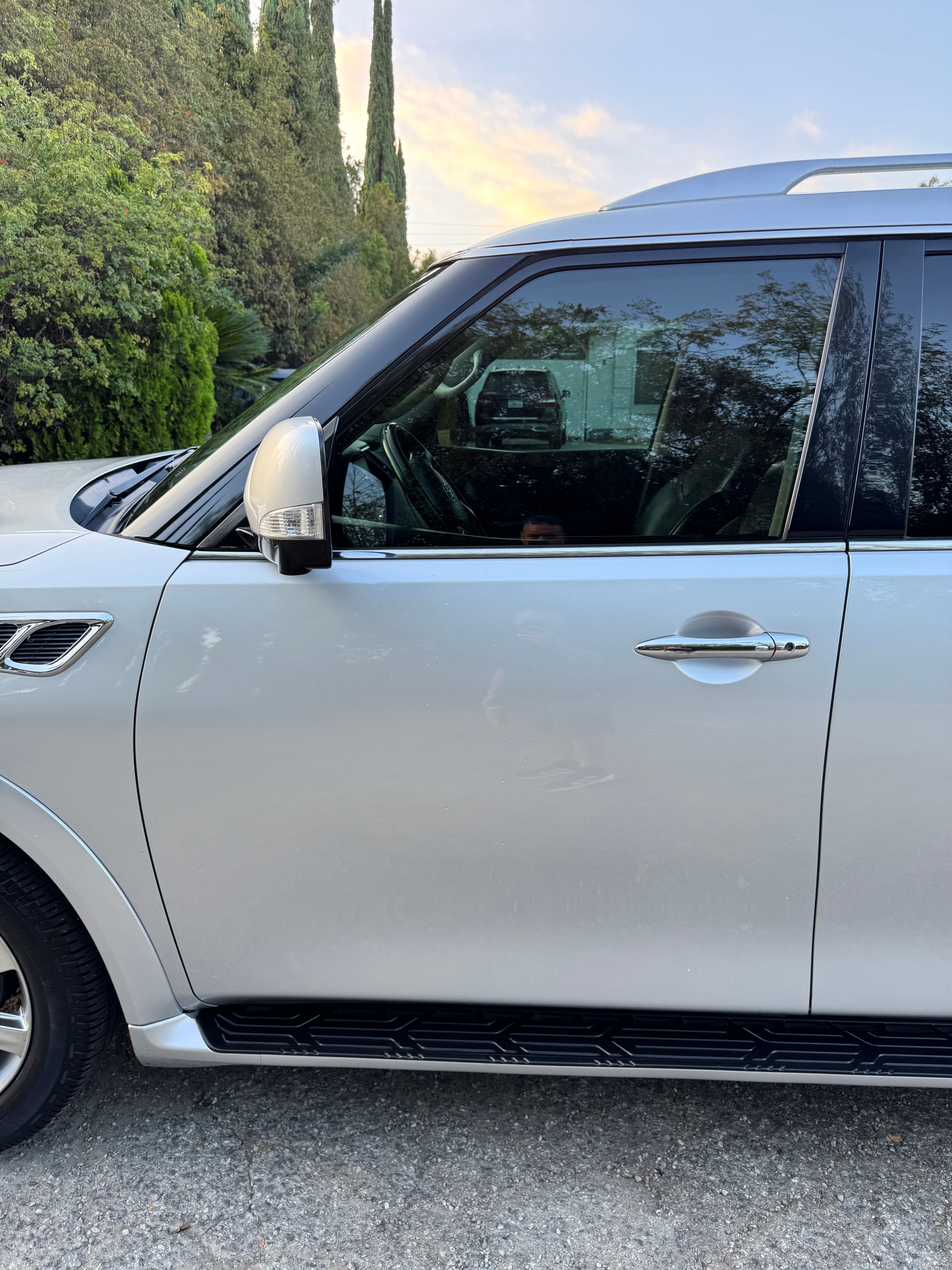 Used 2011 INFINITI QX56 2WD w/ Deluxe Touring Pkg image 16