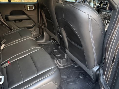 Used 2018 Jeep Wrangler Unlimited Sahara AWD/4WD image 6
