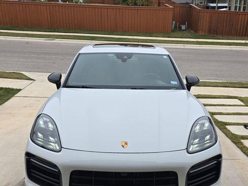 Used 2023 Porsche Cayenne Platinum Edition image 2