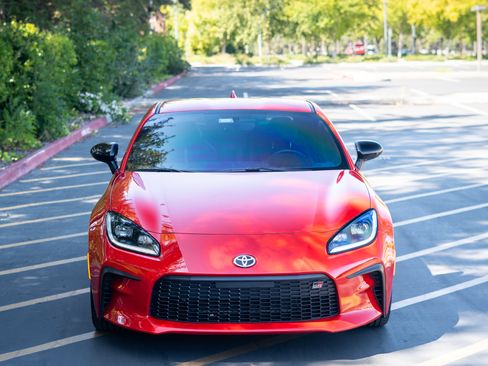 Used 2025 Toyota GR86 Premium w/ ALL Weather Mat Package (TMS) RWD image 2